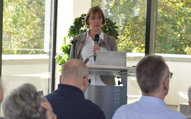 Heike Moerland begrüßt die Anwesenden zum Tag der Begegnung