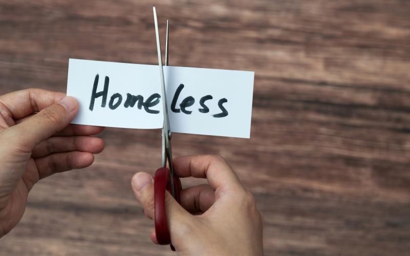 Zettel "Homeless" wird zerschnitten