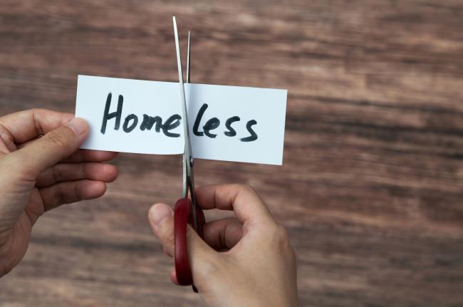 Zettel "Homeless" wird zerschnitten